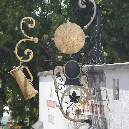 Felsenkeller מלון 3*